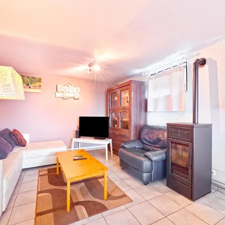 Semesterbostad Sophisticated In Near Forest *